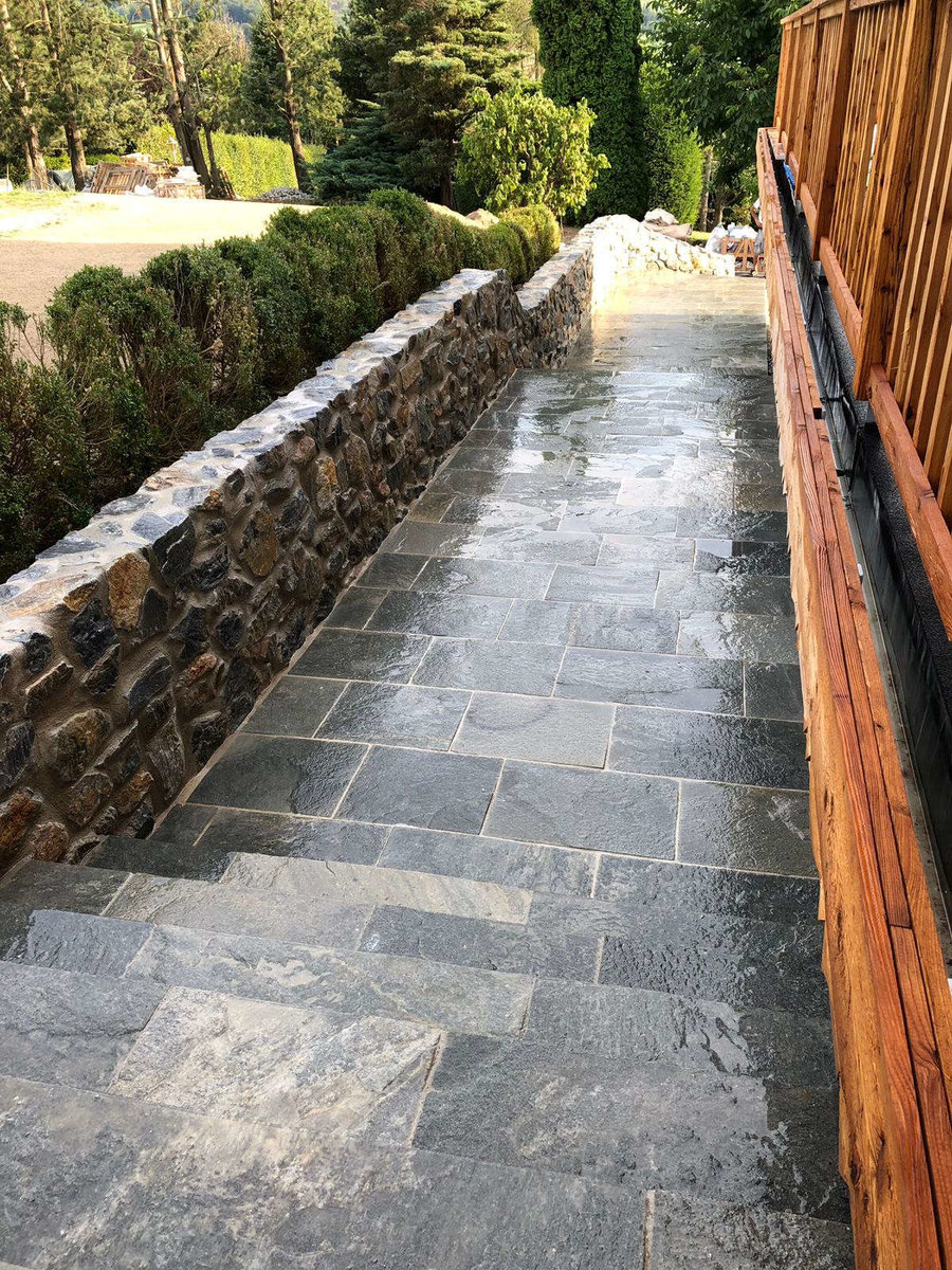 Pflasterung und Steinmauer von Meister Granit